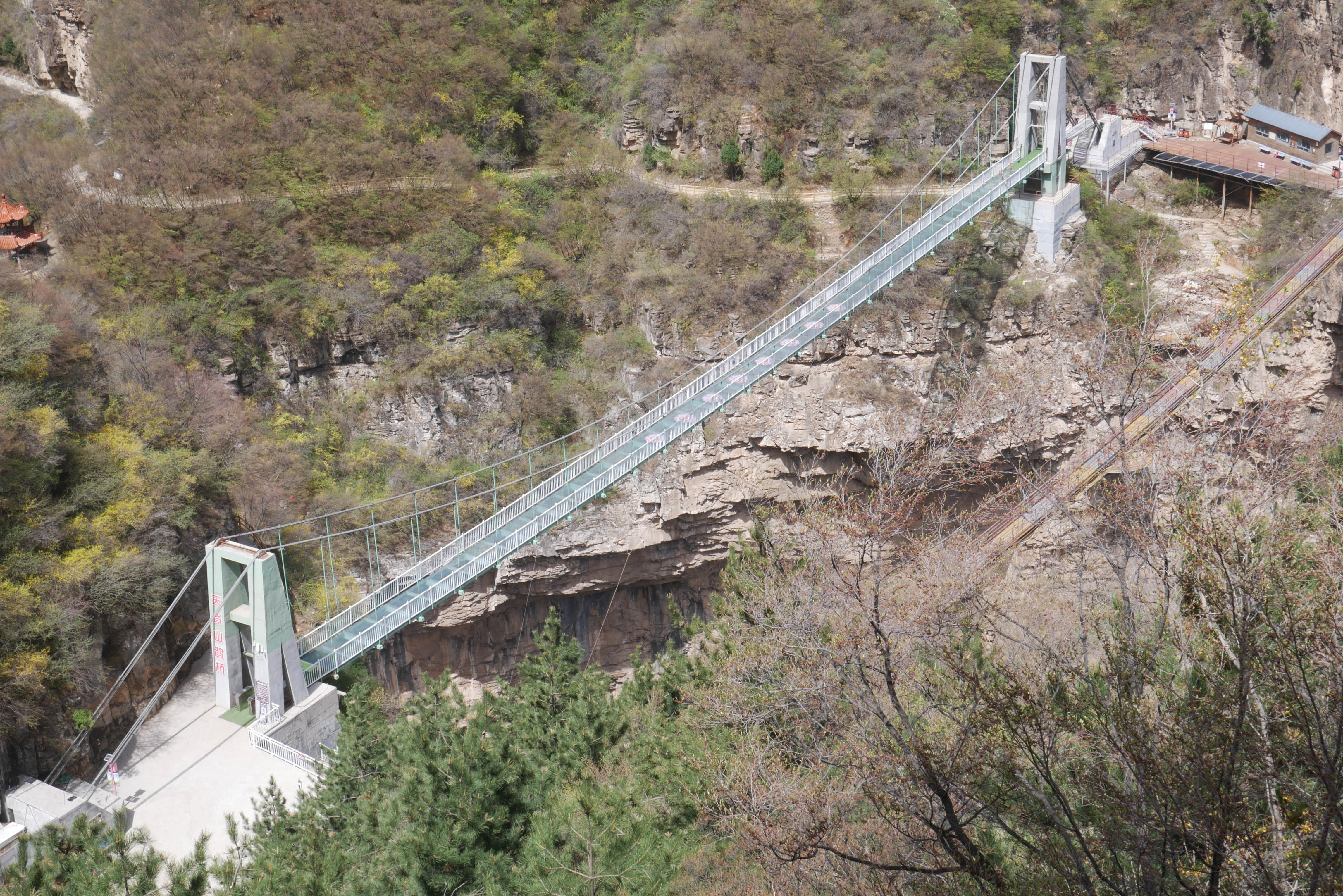 Tianjishan FootbridgeGlassHighLonglens.JPG