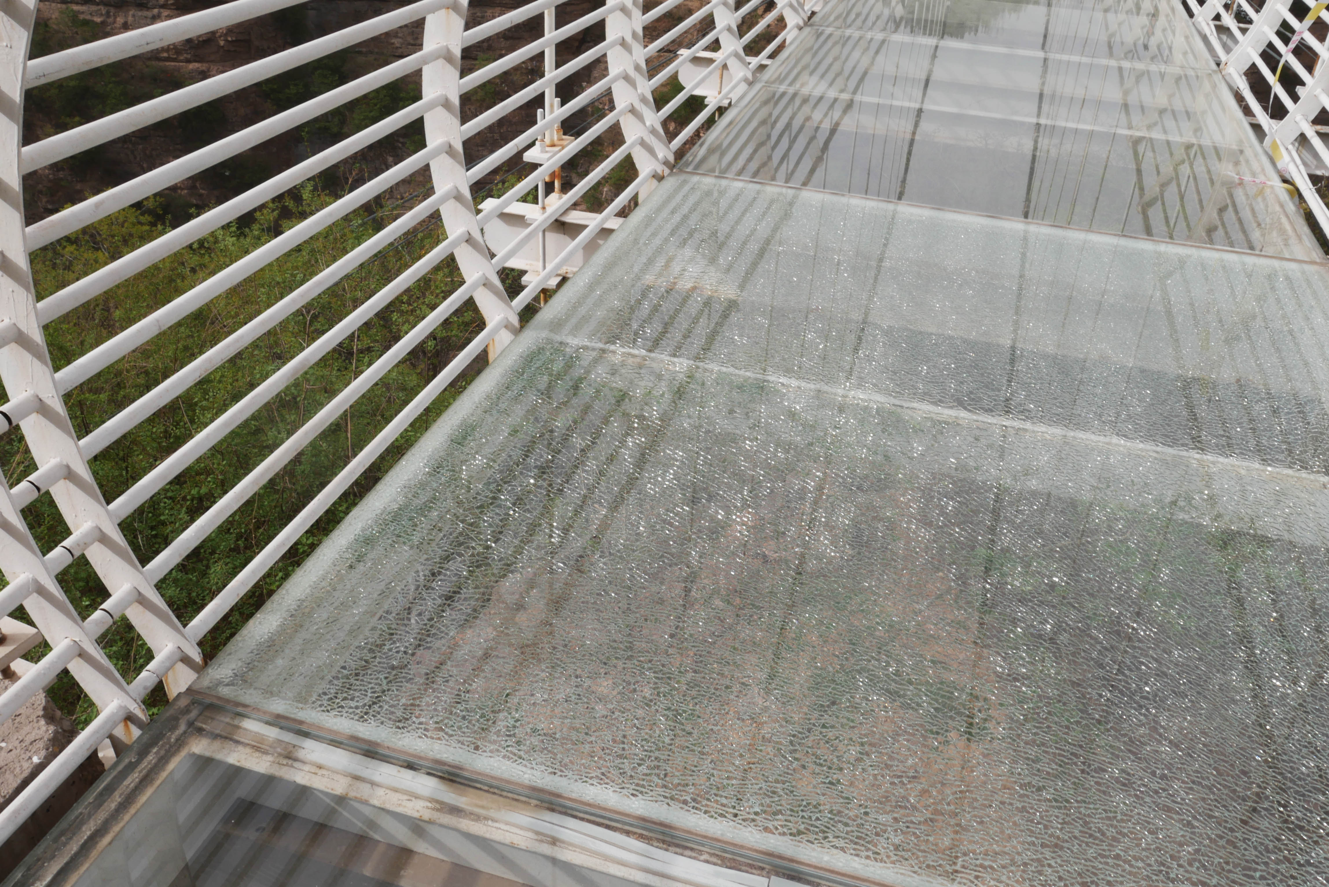 Taihang GlassFootbridgeBrokenPanel.JPG