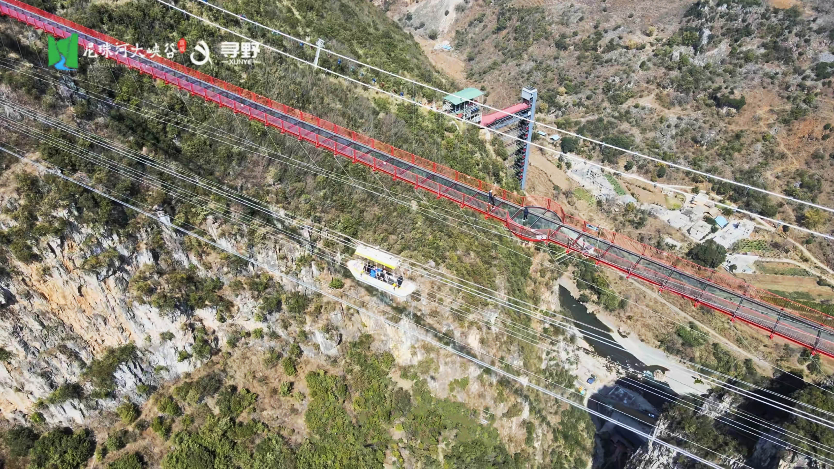 NizhuheGlassFootbridgeGondola.jpg