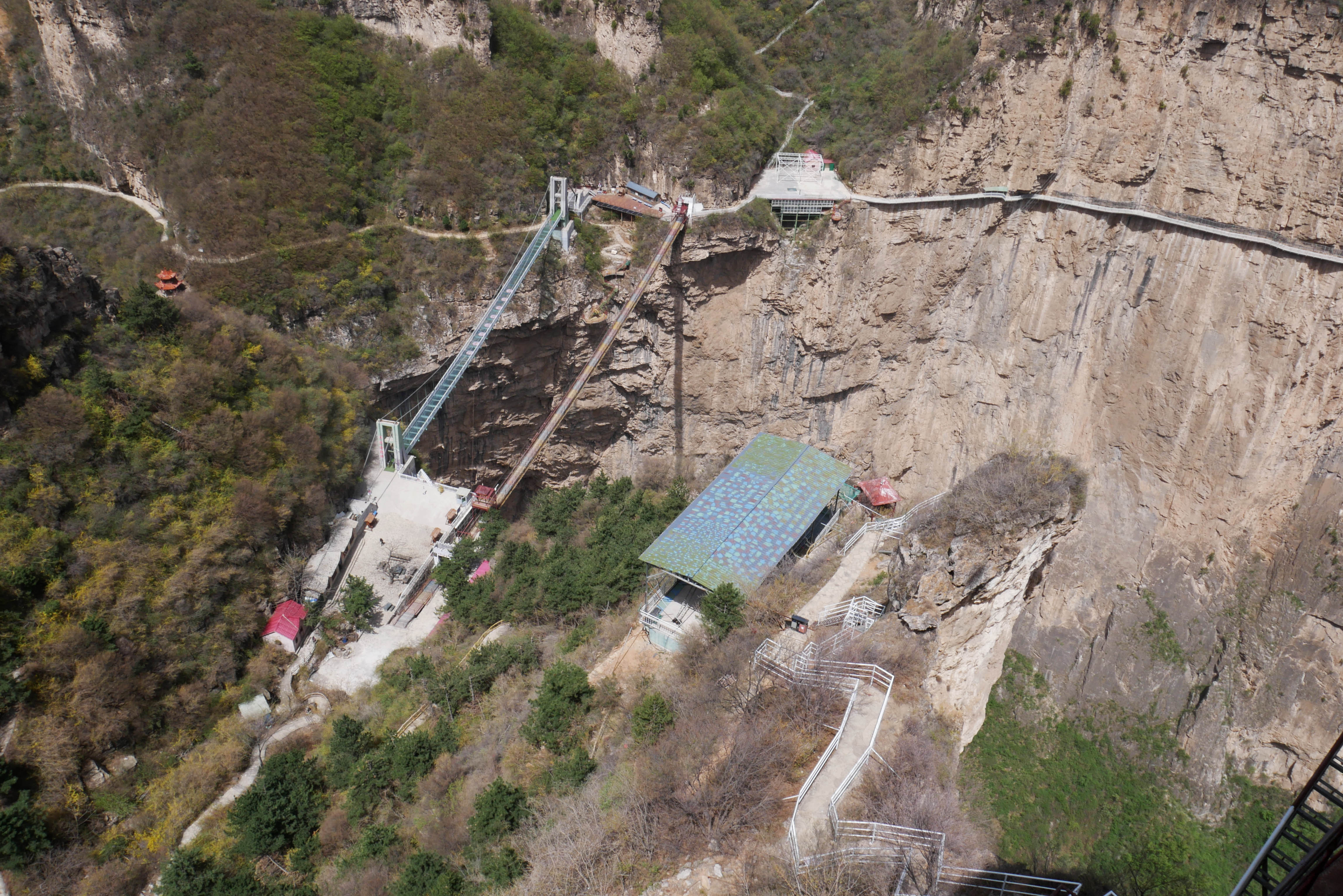 Tianjishan FootbridgeHighFarDown.JPG