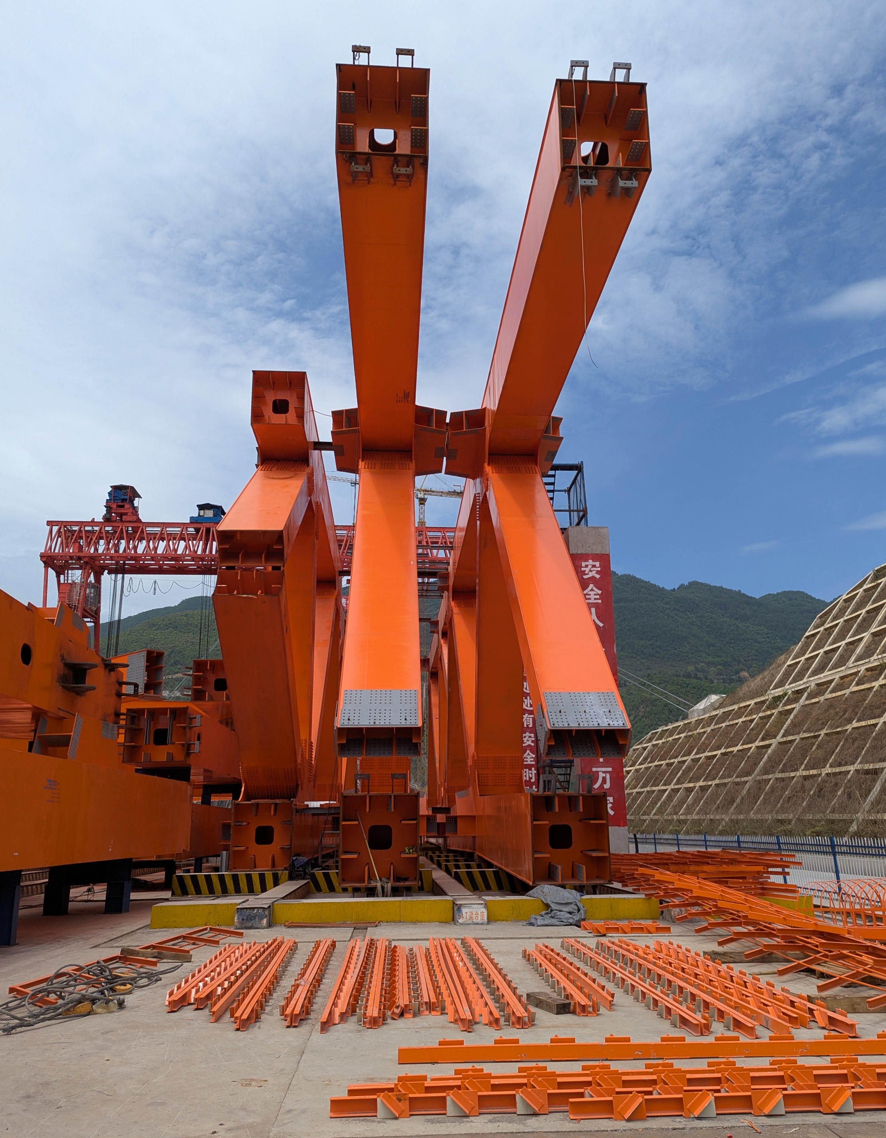 Guniuhe OrangeTrussStaging3.jpg